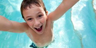 kid enjoying water park